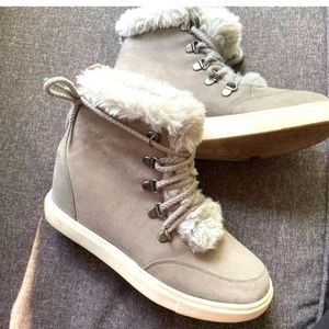 Madden Girl womens Pulley gray faux suede & fur bootie with hidden lift Size 6.5